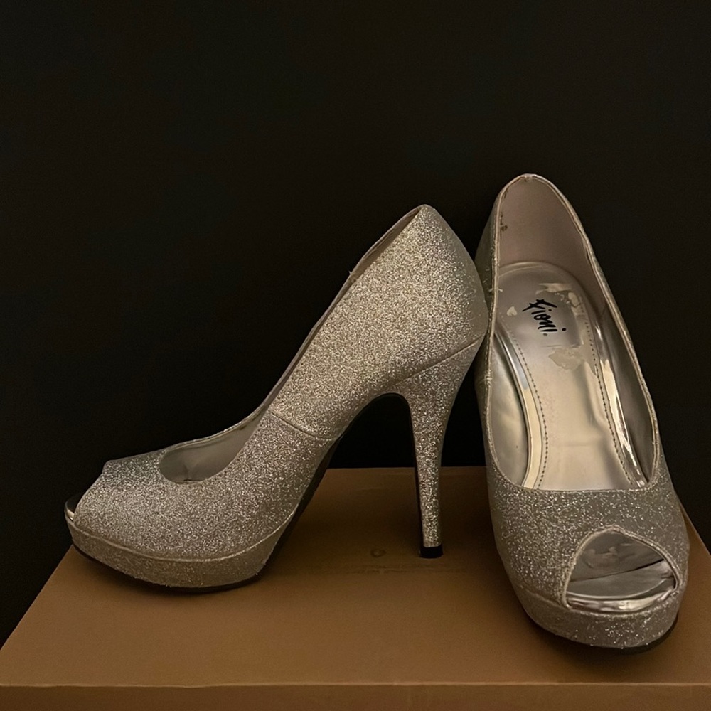Silver Sparkle Size 5 / 4 in. Heel (Includes ~0.8 in. Platform)